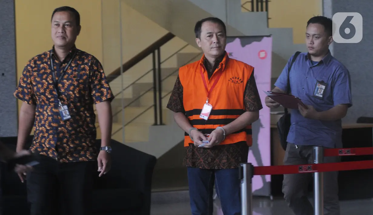 Mantan Presiden Direktur PT Lippo Cikarang Bartholomeus Toto usai menandatangani berkas perpanjangan penahanan untuk 40 hari ke depan di Gedung KPK, Jakarta, Jumat (6/11/2019). Toto merupakan tersangka dalam kasus dugaan suap perizinan proyek pembangunan Meikarta di Bekasi. (merdeka.com/Dwi Narwoko)