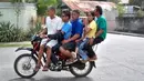 Kasihan anak kecil yang terhimpit. (Source: brilio.net)