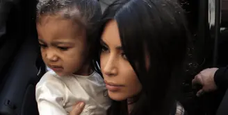 Kejadian perampokan yang menimpa Kim Kardashian masih terus dalam penyelidikan pihak kepolisian. Trauma dengan musibah yang menimpanya, kabarnya Kim tak ingin bertemu dengan kawanan perampok tersebut di pengadilan. (AFP/Bintang.com)