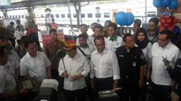 Ketua DPR Setya Novanto saat mencoba menjadi pengawas peron di Stasiun Senen. (Liputan6.com/Putu Merta SP)