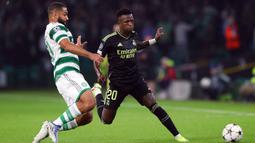Pemain Real Madrid Vinicius Junior (kanan) berebut bola dengan pemain Celtic Cameron Carter-Vickers pada pertandingan sepak bola Grup F Liga Champions di Celtic Park, Glasgow, Skotlandia, 6 September 2022. Real Madrid mengalahkan Celtic dengan skor 3-0. (AP Photo/Scott Heppell)
