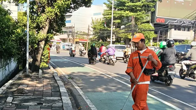 Sampah dan Serpihan Kaca Berserakan di Pejompongan, Pasukan Orange Kerja Keras Rapikan Sisa Demo
