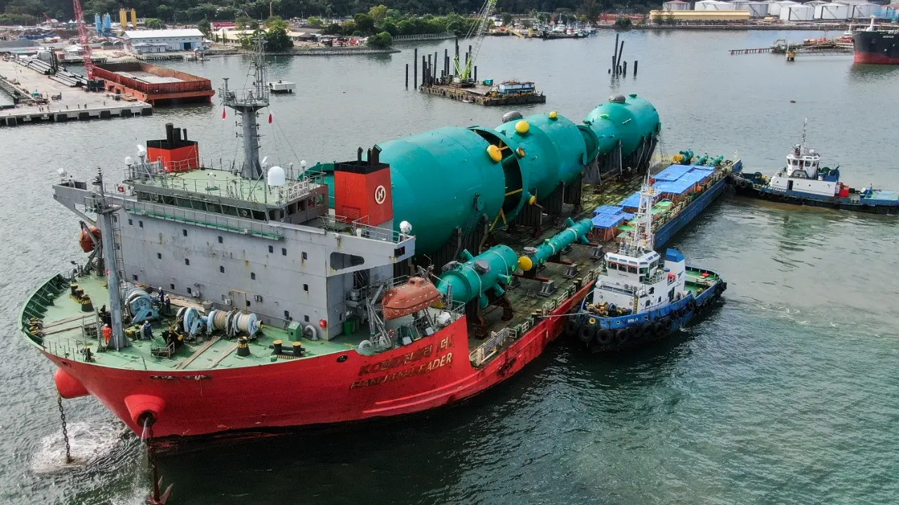 Sesuai target, unit Disangager, Stripper dan Regenator telah tiba di Proyek RDMP Balikpapan