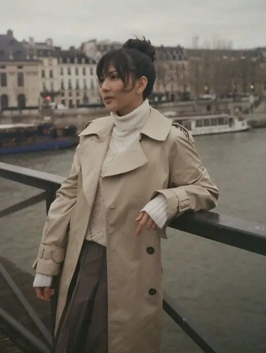 Dengan nuansa warna khaki, ia padukan trench coat, dan turtle neck rajut, tentu pesona ini hadirkan gaya klasik yang menjanjikan.  [Foto: Instagram/ Jessica Mila]