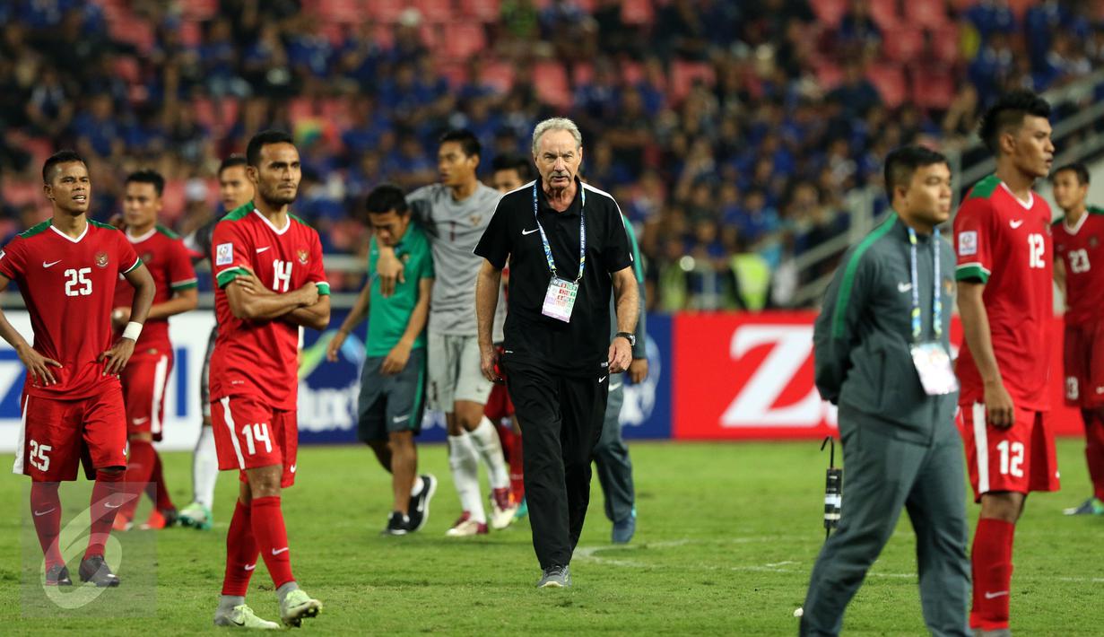 Pelatih Timnas Indonesia, Alfred Riedl (tengah) berjalan bersama pemainnya usai dikalahkan Thailand di final kedua Piala AFF 2016 di National Stadium Rajamangala, Bangkok, Sabtu (17/12). Indonesia kalah 2-0. (Liputan6.com/Helmi Fithriansyah)