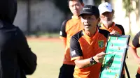 Pelatih Persebaya Surabaya, Djadjang Nurdjaman, tengah memberikan instruksi dalam sesi latihan. (Bola.com/Aditya Wany)