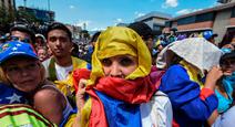 Demonstran mengenakan benedera Venezuela di kepalanya dalam aksi protes mendesak pengunduran diri Nicolas Maduro (AFP/Juan Baretto)