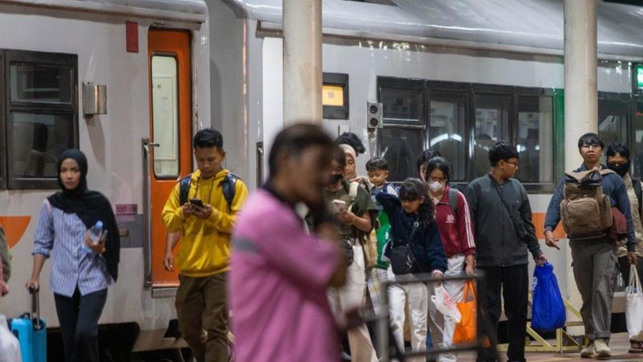 Pengabdian Pekerja Stasiun Cirebon: Lebaran Bukan Halangan untuk Mengais Rezeki
