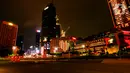 Suasana malam Jakarta di tengah Pandemi Covid-19, Jumat (8/5/2020). Semenjak diberlakukan Pembatasan Sosial Berskala Besar (PSBB) yang diterapkan Ibu Kota membuat aktivitas warga berkurang dan jalan menjadi lengang. (merdeka.com/Imam Buhori)