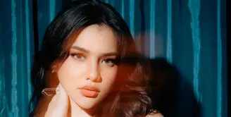 Davina Karamoy kembali memancarkan pesona bintangnya saat premiere film Kang Solah [@davinakaramoy]
