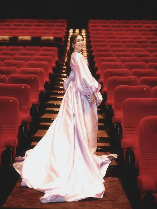 Yasmine Napper menjelma bak princess dalam balutan dress dengan aksen balon ini. [Foto: Instagram/yasminnnapper]