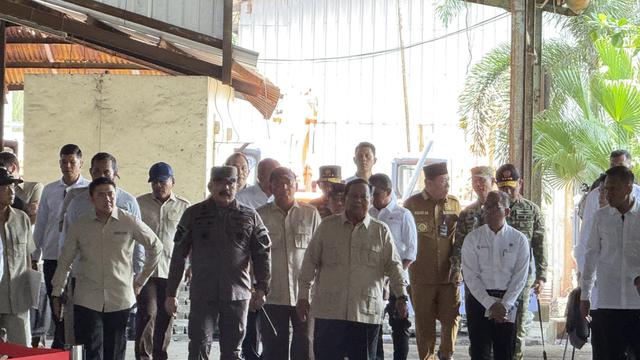 Presiden Prabowo Subianto saat berada di kawasan smelter PT. Tinindo Internusa, Kecamatan Bukitintan, Kota Pangkal Pinang, Senin (6/10/2025).