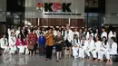 Pimpinan KPK Basaria Panjaitan saat menerima kunjungan Finalis Puteri Indonesia di Gedung KPK, Jakarta, Senin (27/3). KPK memberikan pembekalan mengenai Pemberantasan Korupsi kepada 38 Finalis Puteri Indonesia 2017. (Liputan6.com/JohanTallo)