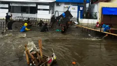 Pekerja membuat penahan tanggul jebol saat banjir merendam Perumahan Taman Mangu Indah, Jurangmangu Barat, Pondok Aren, Tangerang Selatan, Banten, Selasa (12/11/2024). (merdeka.com/Arie Basuki)