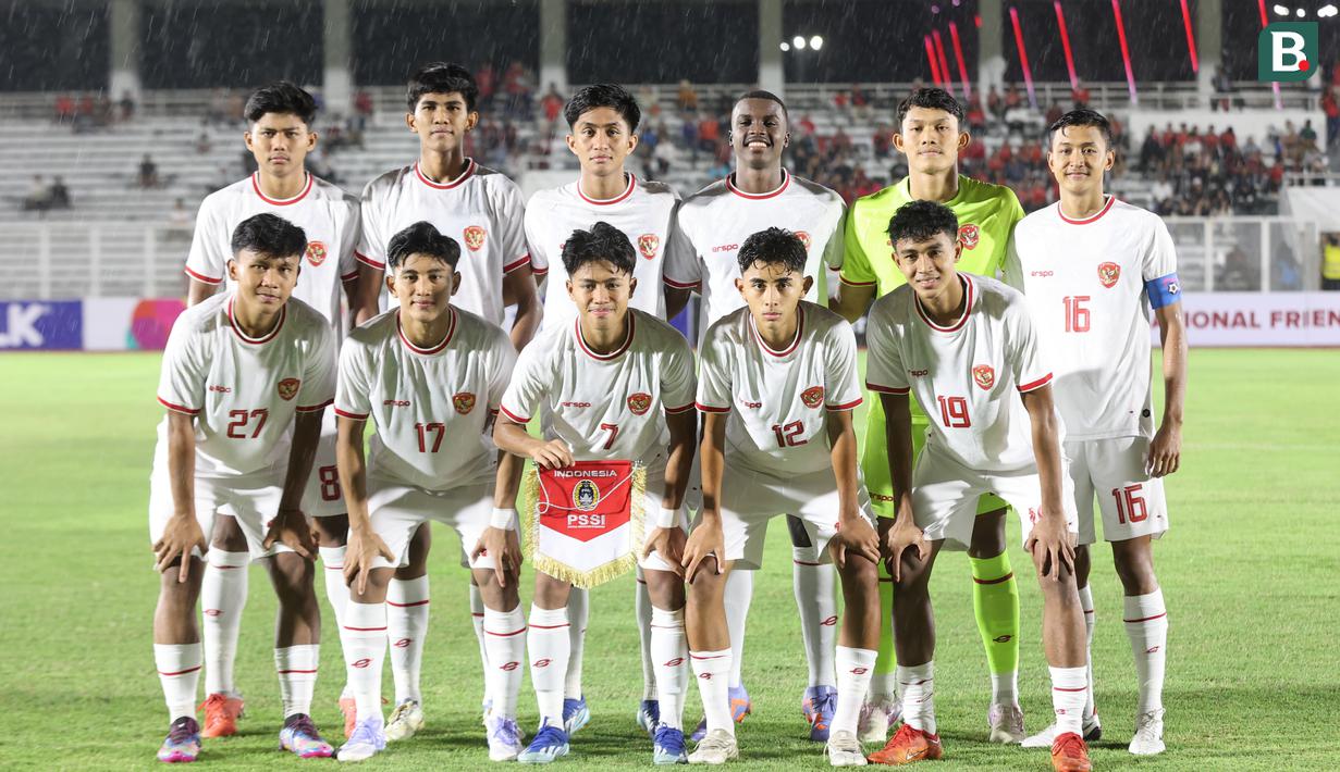 <p>Foto tim starting XI Timnas Indonesia U-20 jelang dimulainya laga kedua uji coba internasional menghadapi Timnas China U-20 di Stadion Madya Gelora Bung Karno, Senayan, Jakarta, Senin (25/3/2024). (Bola.com/Abdul Aziz)</p>