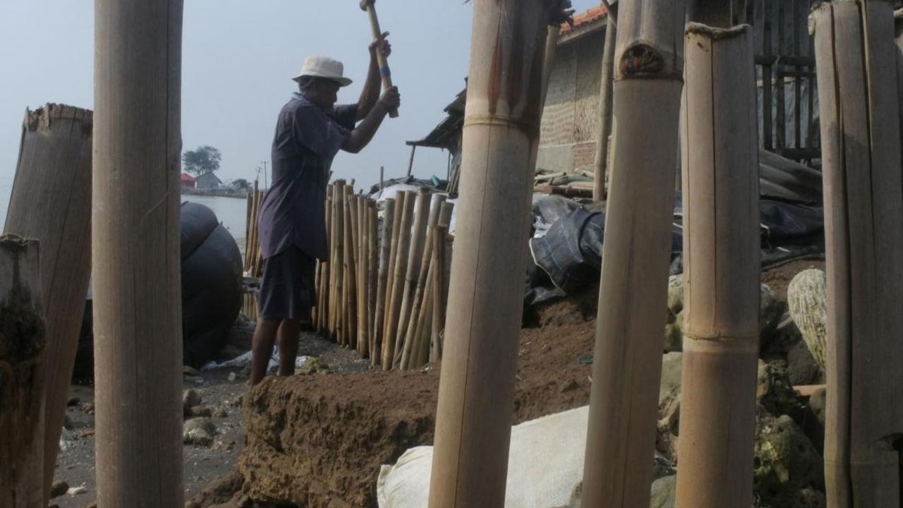 Dulu wilayahnya dipenuhi hutan alami yang tumbuh subur. Namun seiring dengan perkembangan zaman telah mengubah wajah tanah kelahirannya menjadi rawan bencana. Foto: merdeka.com / Imam Buhori