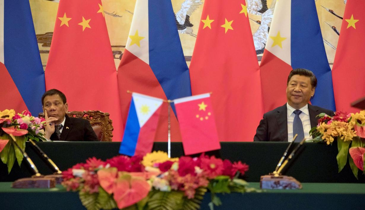 Kedua kepala negara, Presiden Xi Jinping dan Presiden Filipina Rodrigo Duterte saat menghadiri pertemuan bilateral di Beijing (20/10). Duterte mengubah poros kebijakan luar negeri Filipina yang sebelumnya ke AS menjadi ke Tiongkok. (Reuters/ Ng Han Guan)