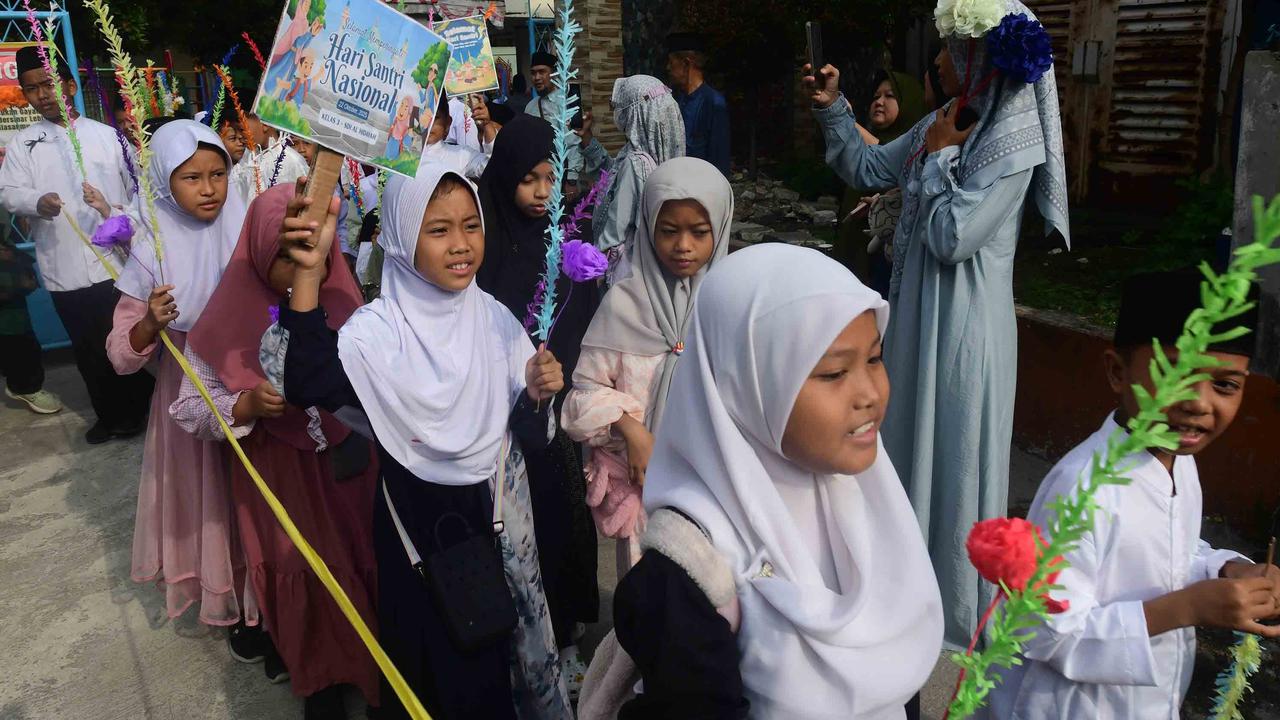 FOTO: Meriah! Siswa Merayakan Hari Santri dengan Doa dan Pawai Kebersamaan