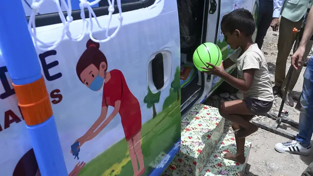 Potret Anak-Anak di India Jalani Tes COVID-19