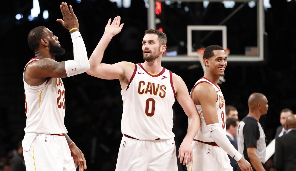 Pebasket Cleveland Cavaliers, LeBron James dan Kevin Love, merayakan kemenangan atas Brooklyn Nets pada laga NBA di Barclay Arena, Senin (26/3/2018). Cleveland Cavaliers menang 121-114 atas Brooklyn Nets. (AP/Kathy Willens)