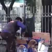 Entah dari mana asalnya, terekam seorang pedagang asongan berbuat curang dengan mengisi botol kosong air mineral dengan air biasa. (Via: