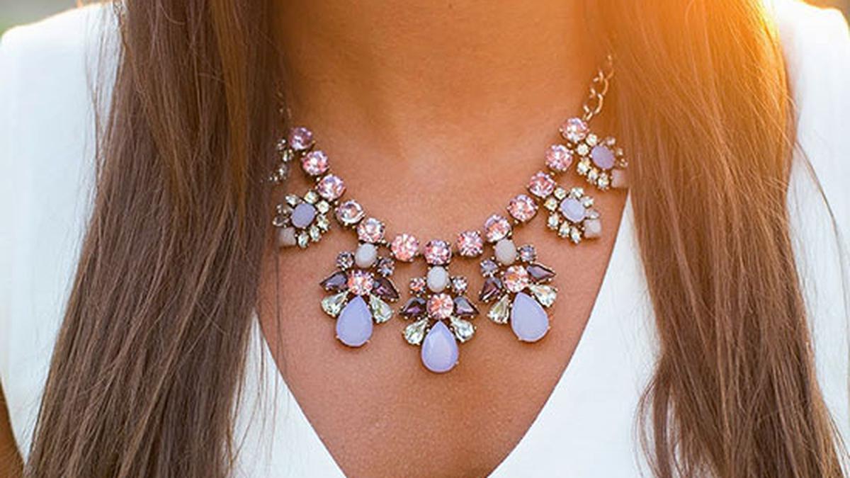 7 Tips Pakai Statement Necklace Untuk Tampil Stylish Photo