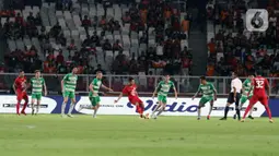 Pemain Persija Evan Dimas (tengah) mengumpan bola saat melawan Geylang International FC pada pertandingan persahabatan di SUGBK, Jakarta, Minggu (23/2/2020). Persija membungkam Geylang 3-1. (Liputan6.com/Angga Yuniar)