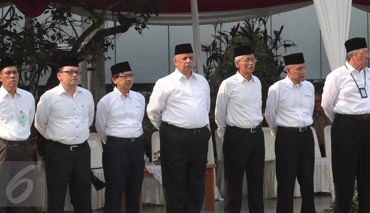 Dirut PLN Sofyan Basir (tengah) dan jajaran direksi mengikuti upacara peringatan Hari Listrik Nasional ke-70 di Gedung PLN Pusat, Jakarta, Selasa (27/10). Peringatan HLN tahun ini bertema "Bersama Menerangi Nusantara". (Liputan6.com/Angga Yuniar)