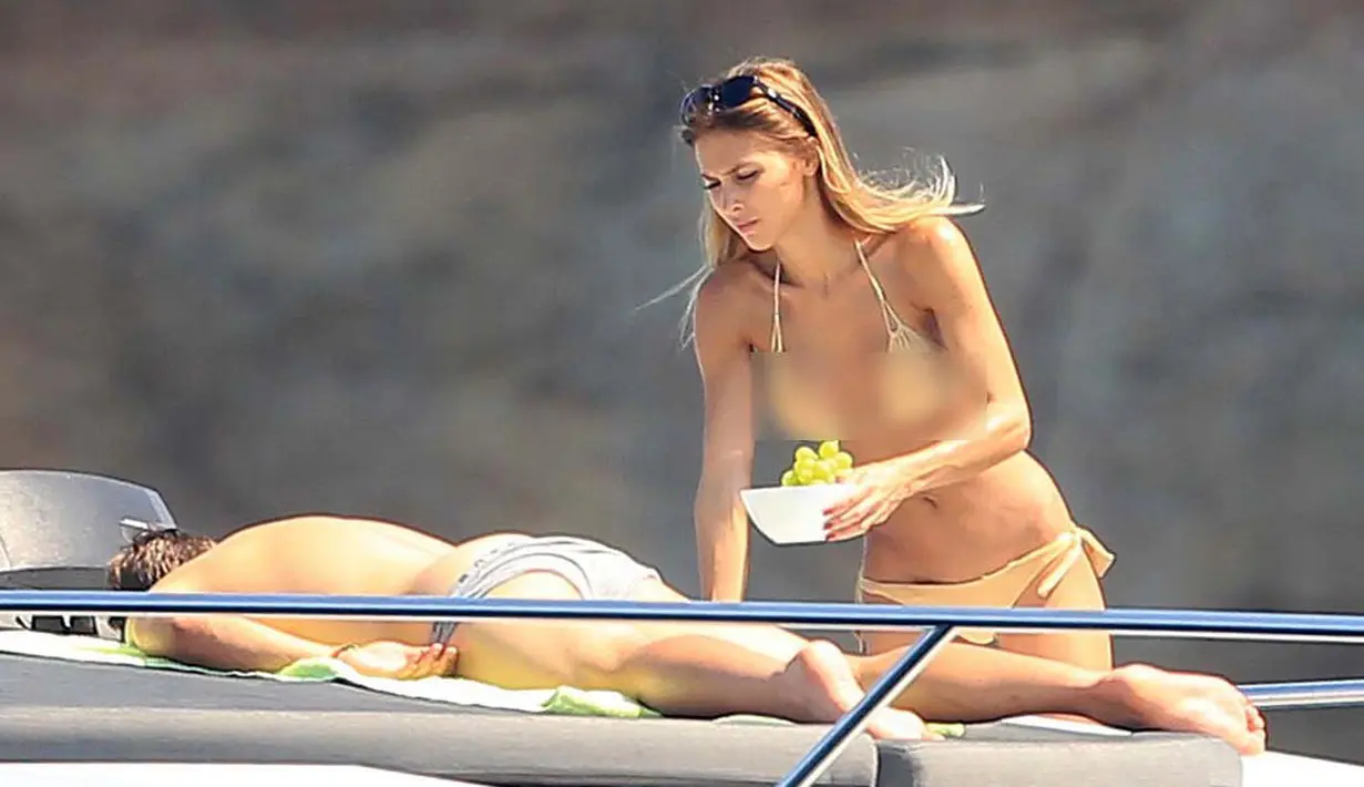 Mario Gotze asyik tiduran di sebuah kapal pesiar ditemani oleh kekasihnya yang cantik Ann Kathrin Brommel, Spanyol (17/7/2014) (Dailymail.co.uk)