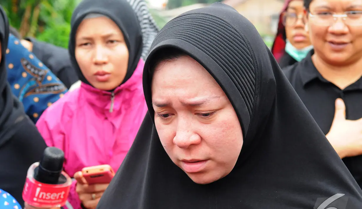 Melly Goeslaw saat menghadiri pemakaman ibunya ditemani saudara dan kerabat, TPU Tanah Kusir, Bintaro, Senin (12/1/2015). (Liputan6.com/Faisal R Syam)