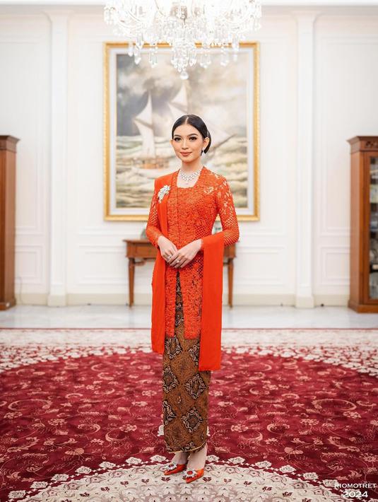 Kebaya desainer Biyan ini dipadukan dengan kain bawahan berwarna cokelat. Heels yang dikenakannya juga punya warna serasi dengan kebaya dan aksen selendangnya. Semua orang pun terpesona dengan kecantikan dan keanggunan Ibu Wapres Selvi Ananda. (Liputan6.com/IG/@riomotret)