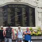 Orang-orang mengunjungi  Monumen Kemanusiaan Ground Zero bagi para korban untuk memperingati 20 tahun bom Bali yang menewaskan lebih dari 200 orang, di Kuta, Bali, Rabu (12/10/2022). Peristiwa Bom Bali I telah memasuki tahun ke-20. (SONNY TUMBELAKA / AFP )