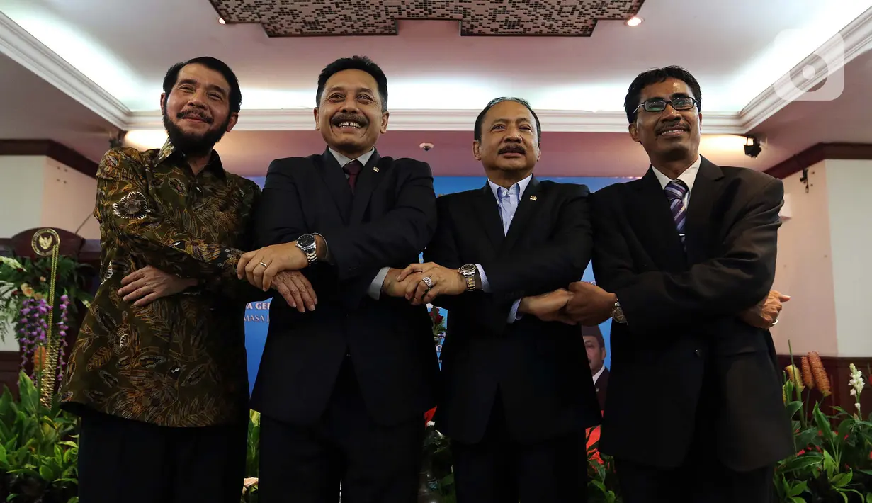Ketua MK Anwar Usman (kiri), I Dewa Gede Palguna, Suhartoyo, dan Daniel Yusmic Pancastaki Foekh saat acara Pisah Sambut Hakim MK di Gedung MK, Jakarta, Selasa (7/1/2020). Suhartoyo kembali dilantik menjadi Hakim MK, sedangkan I Dewa Gede Palguna digantikan Daniel Yusmic. (Liputan6.com/Johan Tallo)