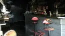 Suasana bagian dalam bar yang meledak di di Rouen, Prancis, (6/8). Insiden ini terjadi di tengah situasi darurat yang diberlakukan di Prancis usai berbagai aksi teror yang merenggut banyak nyawa. (REUTERS/Clotaire Achi)