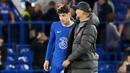 Pemain Chelsea, Kai Havertz, dirangkul pelatih Liverpool, Jurgen Klopp, pada laga Liga Inggris di Stadion Stamford Bridge, Rabu (5/4/2023). Hasil tersebut membuat Chelsea masih berada di peringkat ke-11 dengan 39 poin. (AP Photo/Frank Augstein)