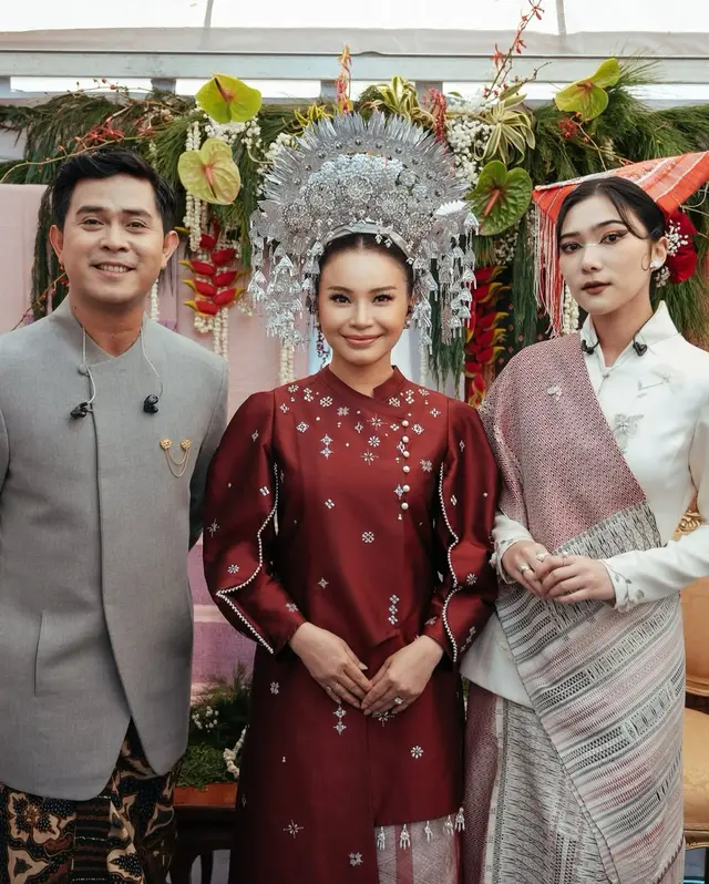 2. Baju kurung tersebut dipadukan secara serasi dengan rok songket berwarna senada, menciptakan harmoni dalam penampilannya.