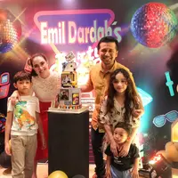 Ditengah kesibukannya, Arumi Bachsin tak lantas melupakan ulang tahun sang suami, Emil Elestianto Dardak. Berikut beberapa momen sederhana Arumi memberikan kejutan di ulang tahun sang suami yang telah memberikan tiga orang anak. [Instagram/arumibachsin_94]