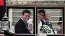 Putri Eugenie dan Jack Brooksbank menyapa mesyarakat saat menaiki kereta kencana usai melangsungkan pernikahan di Kapel St. George, Windsor Castle, London, Inggris,  Jumat (12/10). (Andrew Matthews, Pool via AP)