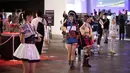 Sejumlah model mengenakan kostum karakter video game saat gelaran Tokyo Game Show 2018 di Tokyo, Jepang, Jumat (21/9). Salah satu perhelatan gaming terbesar untuk kawasan Asia tersebut diadakan hingga 23 September nanti. (AFP / Martin BUREAU)