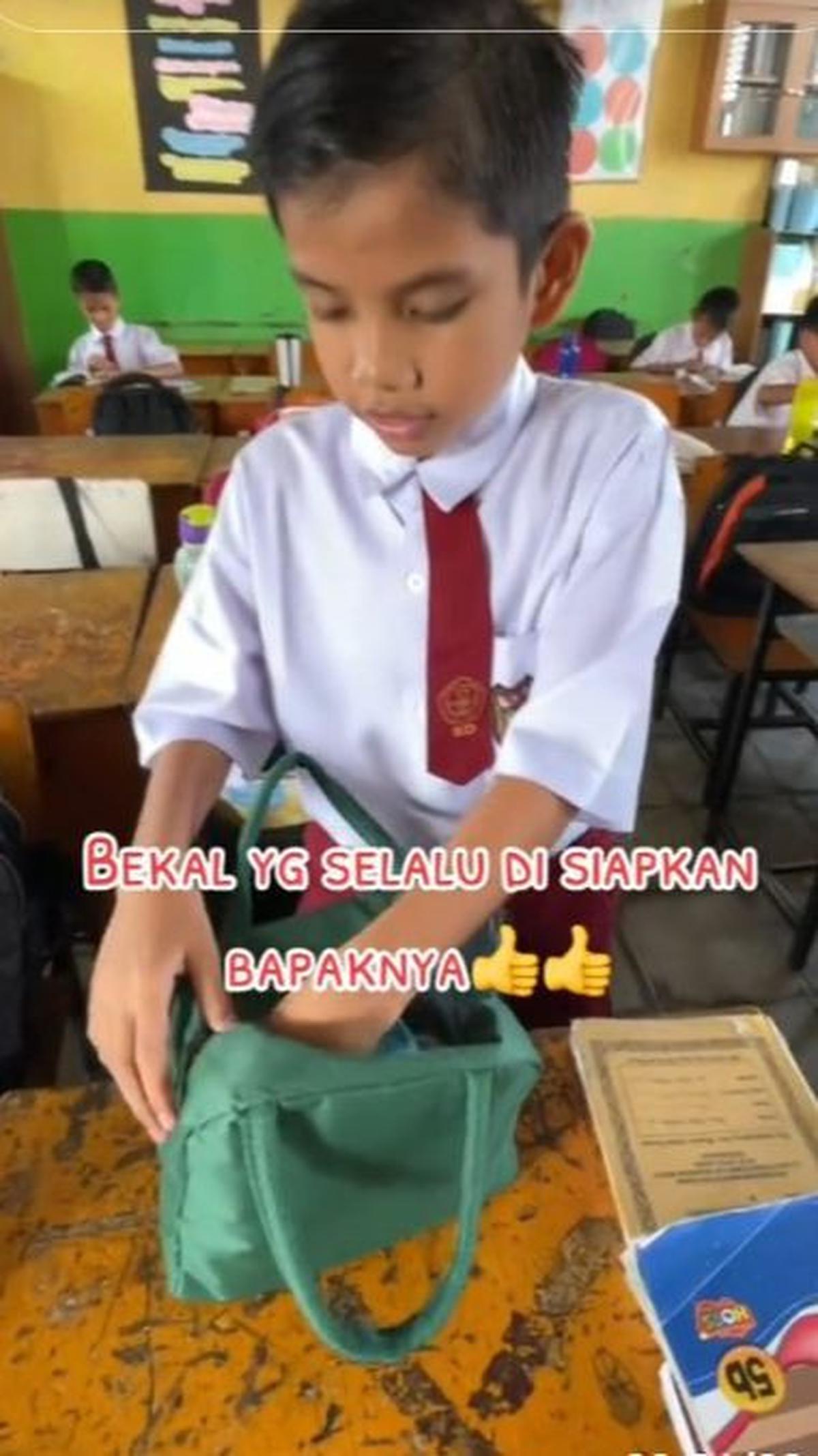Dia kini menjadi piatu dan hidup bersama ayahnya. Meski hanya diurus sang ayah, bocah tersebut terlihat terawat.