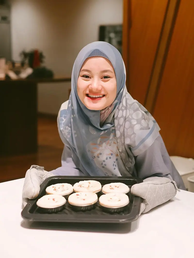 Dinda Hauw belajar masak (https://www.instagram.com/p/B6SXXhWpUDj/)