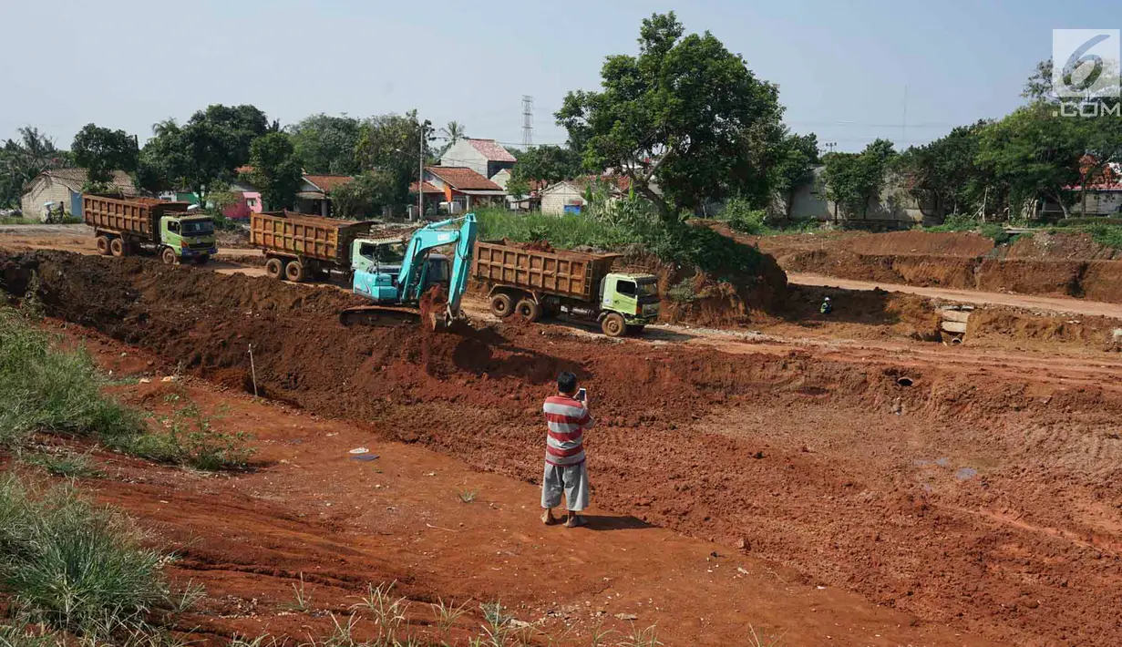 Pekerja beraktivitas dengan Alat berat di sekitar pembangunan proyek jalan tol Depok-Antasari di Limo, Depok, Rabu (19/6/2019). Adanya proyek itu diduga menjadi penyebab dua RT di kawasan tersebut mengalami kekeringan sejak dua bulan terakhir. (Liputan6.com/Immanuel Antonius)