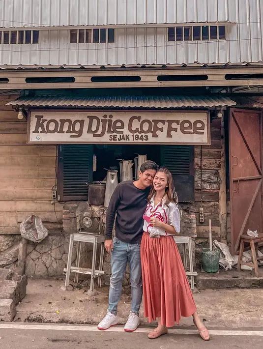 Selain momen kehangatan bersama tiga anaknya, sosial media Surya Insmonia dan Tyara Renata juga kerap diwarnai momen-momen romantis mereka berdua yang jarang diperlihatkan di layar TV. (FOTO: instagram.com/tyararenata/)