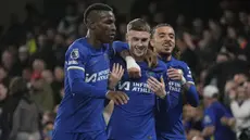 Suatu kebanggaan tersendiri tentunya bagi seorang pemain asli Inggris yang mampu mencetak hattrick di kompetisi sebesar Premier League, apalagi jika hattrick tersebut tercipta ke gawang klub raksasa sekelas Manchester United. Tercatat baru ada 3 pemain asli Inggris yang mampu melakukannya. Siapa saja? Ini dia daftar ketiganya. (AP Photo/Kin Cheung)