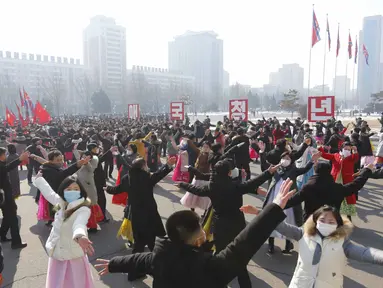 Siswa menari selama perayaan ulang tahun ke-74 berdirinya Tentara Rakyat Korea di alun-alun Stadion Indoor Pyongyang di Pyongyang, Korea Utara, Selasa (8/2/2022).  (AP Photo/Jon Chol Jin)