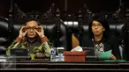 Ketua MPR Zulkifli Hasan (kiri) dan Ketua Dewan Pembina Kontras Suciwati saat kegiatan Sosialisasi Empat Pilar di Gedung Nusantara V DPR RI, Jakarta, Jumat (13/11). Acara ini dihadiri Kontras dan keluarga korban pelanggaran HAM. (Liputan6.com/Johan Tallo)