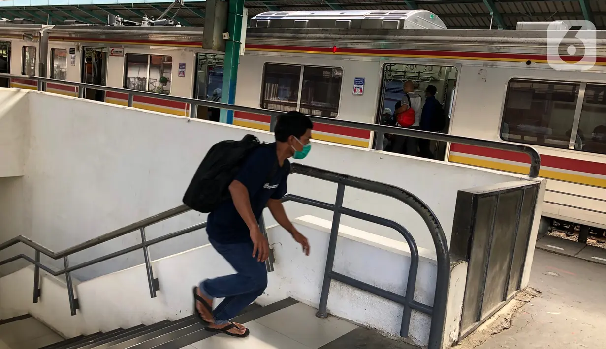 Seorang penumpang mengejar KRL di Stasiun KA Manggarai, Jakarta, Selasa (1/12/2020). Menhub Budi Karya Sumadi menyebut nantinuya Manggarai akan menjadi pusat stasiun KA di Jabodetabek karena semua rute kereta yang ada di Jabodetabek akan bersinggungan di Manggarai. (Liputan6.com/Immanuel Antonius)