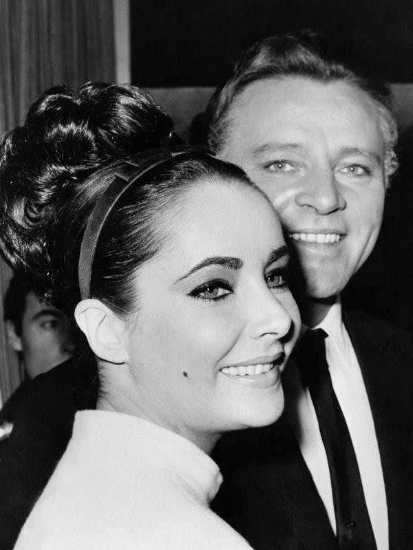Elizabeth Taylor pertama kali menikah dengan Richard Burton pada 1964-1974. Mereka kemudian menikah lagi pada 1975-1976. Ia mengadopsi putrinya, Lisa dan Maria Burton. (AFP/Bintang.com)
