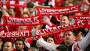 Fans Liverpool FC bernyanyi sebelum pertandingan persahabatan dimulai di Sydney, Australia (24/5). (AP Photo / Rick Rycroft)
