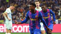 Satu-satunya gol Barcelona diciptakan oleh Ansu Fati pada menit ke-70. Berawal dari bola crossing Oscar Minguesa yang membentur salah satu pemain Dynamo Kiev di kotak penalti, pemain kelahiran 2002 tersebut sukses menyambar bola lewat tendangan setengah volinya. (AFP/Sergei Supinsky)